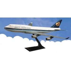  B747 400 Pre Decorated Plastic Snap Fit Model Plane 2 in 1 