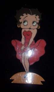 This collection contains 16 pieces of Betty Boop figurines, stuffed 